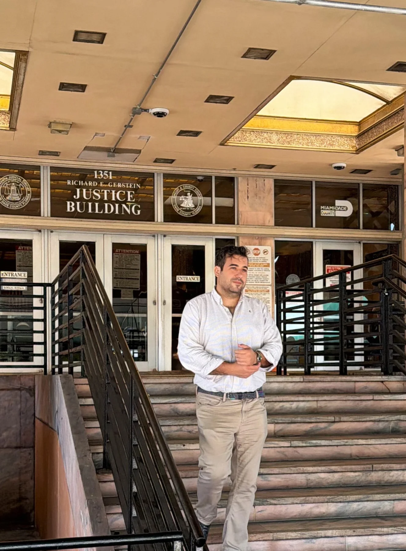 Dr. Carlos Cuadrado Gómez-Serranillos ante el edificio judicial de Miami